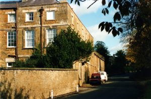 A car parked on the side of a building
