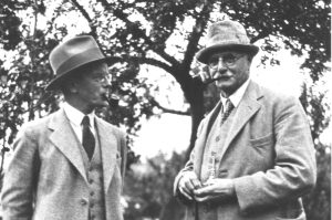 A man wearing a suit and hat
